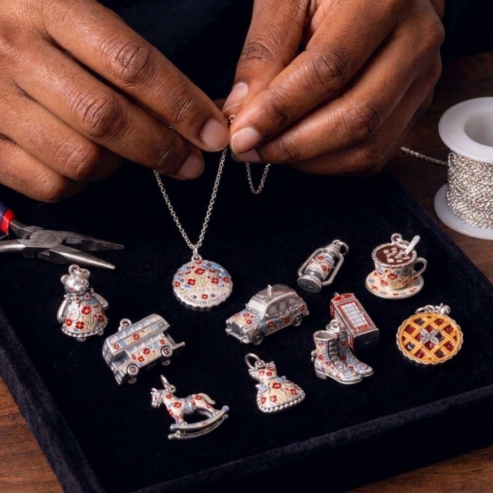 Jewelry Making London - ステンレス製の漫画風ペンダント、ミニチュアの英国テーマジュエリー、エナメル素材のチャーム、ロンドンをテーマにしたDIYチャーム、女の子向け。