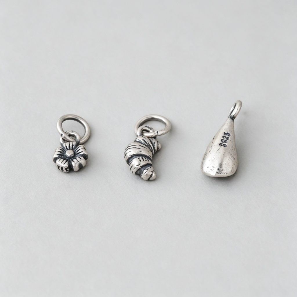 925シルバー製、小ぶりのチャーム。レトロ調の酸化加工を施し - Jewelry Making In La のレビューと価格